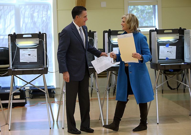 Antes, junto a su mujer Ann, Mitt Romney ha ejercido su derecho a voto en la localidad de Belmont, en Massachusetts.