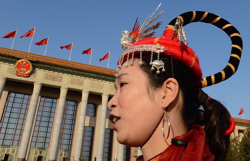 Una azafata del XVIII Congreso del Partido Comunista de China a las puertas del recinto momentos antes del comienzo del acto inaugural