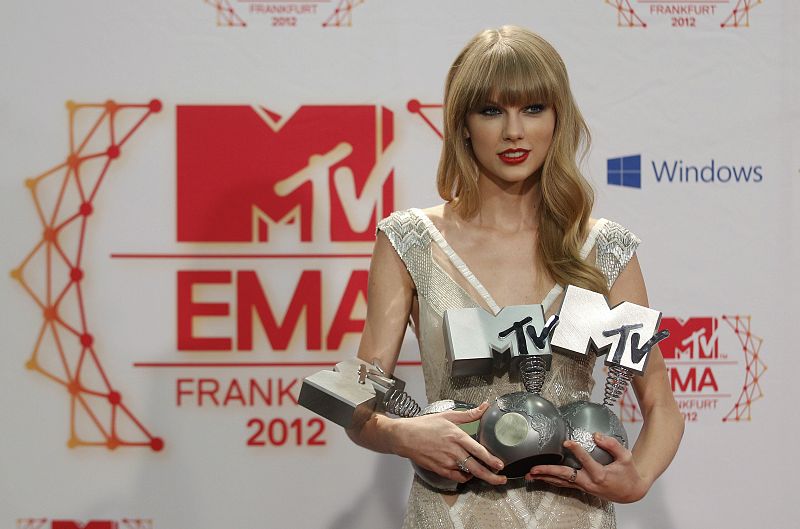 U.S. singer Swift poses with her Best Female, Best Live and Best Look awards backstage during the MTV European Music Awards 2012 show at the Festhalle in Frankfurt