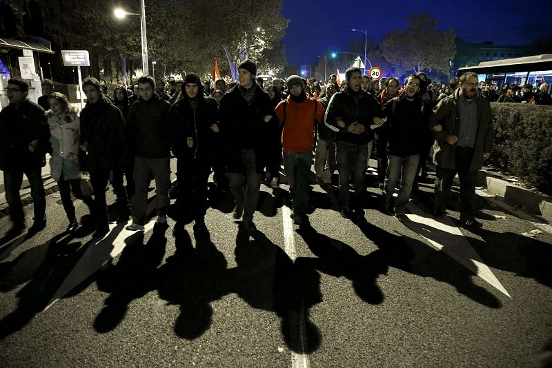 Un grupo de estudiantes intentó cortar el acceso a Madrid por la A-6.