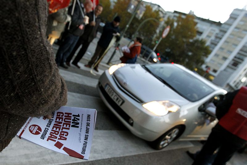 Piquetes informativos en la entrada de Nuevos Ministerios de Madrid a primera hora del día