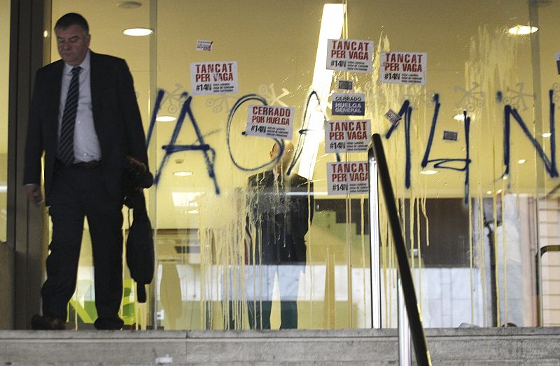 Pintadas y lanzamiento de huevos en la sede de Bankia en Valencia