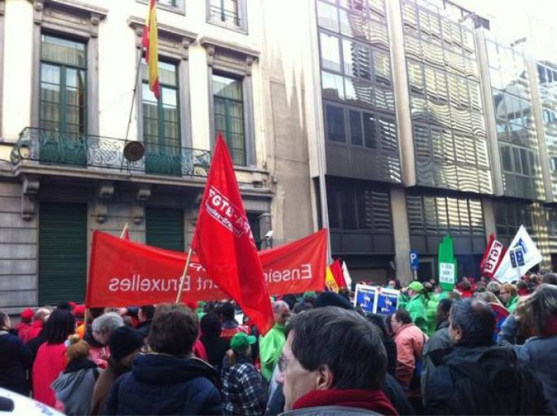 Cerca de 500 manifestantes se concentran frente a la Embajada de España en Bruselas.