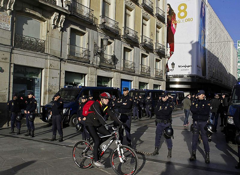 Agentes de la Policía blindan el acceso de El Corte Inglés de Preciados, en Madrid