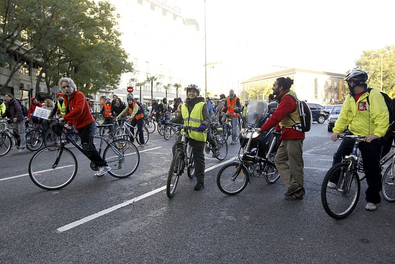 Un grupo de ciclistas intenta cortar el tráfico en el Paseo del Prado de Madrid