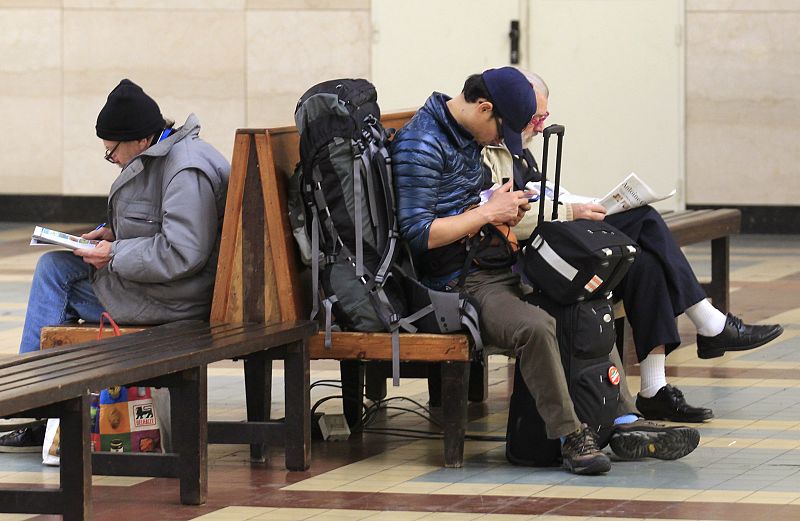 Imágenes de varios pasajeros esperando el tren en la estación de Bruselas Norte