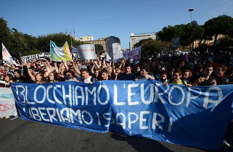 Manifestación de estudiantes italianos en Roma contra los recortes