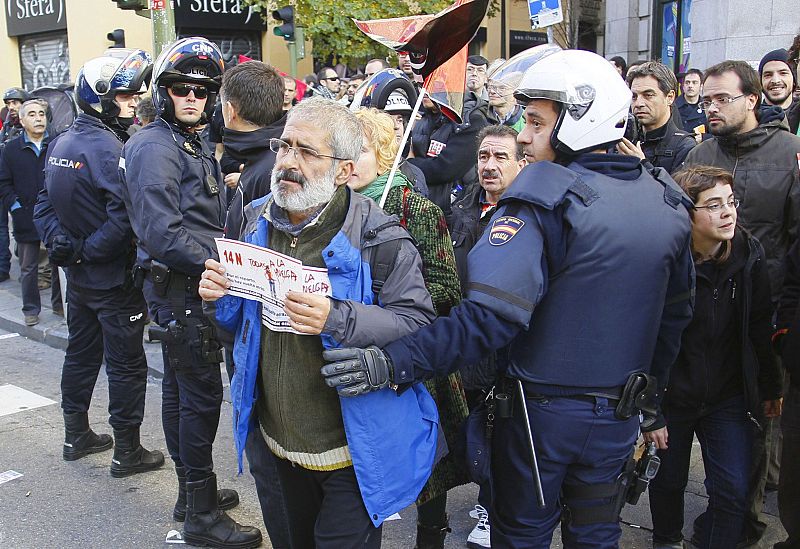 Otra imagen de varios agentes de Policía y piquetes informativos en la Gran Vía de Madrid