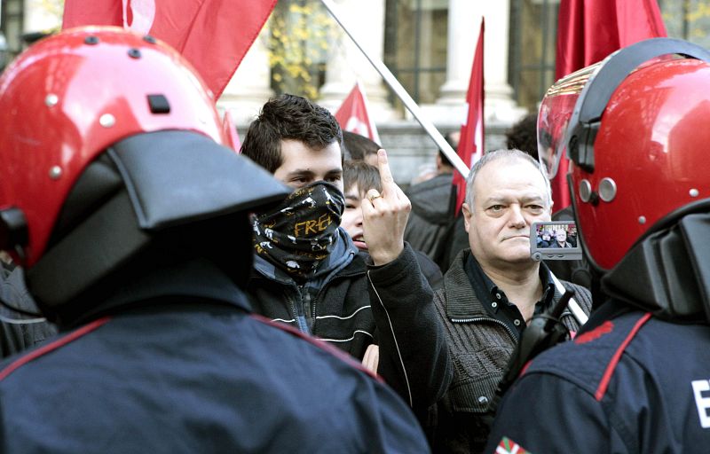 Un ertzaina graba a los piquetes informativos ante El Corte Inglés de Bilbao