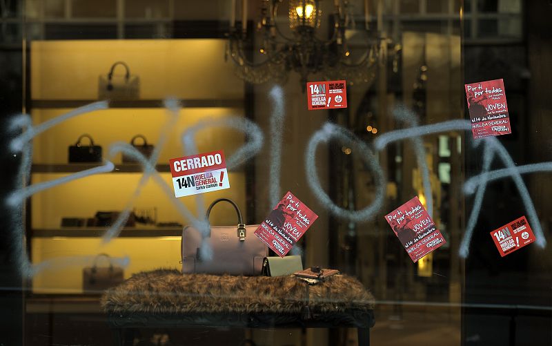 Fotografía de un comercio de Madrid, cerrado por la huelga
