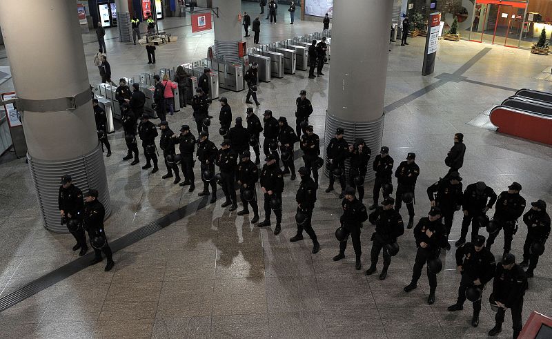 Decenas de agentes de policía en la estación de tren de Atocha de Madrid