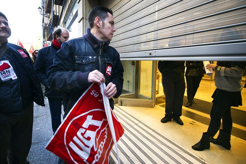 Piquetes informativos informan a los pequeños negocios del casco histórico de Toledo