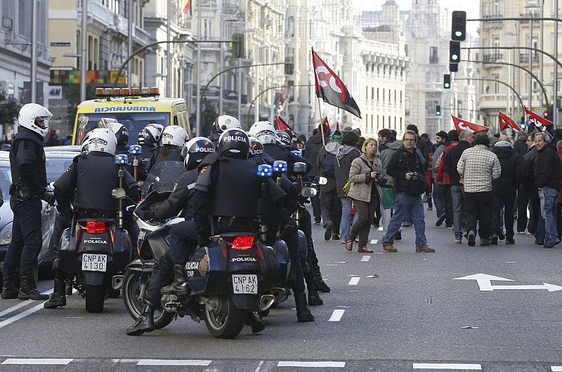 Agentes de Policía y piquetes informativos en la Gran Vía de Madrid