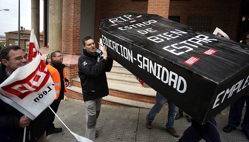 LOS SINDICATOS EMPAPELAN DE PANCARTAS LA FACHADA DE LA SEDE DEL PP SORIANO