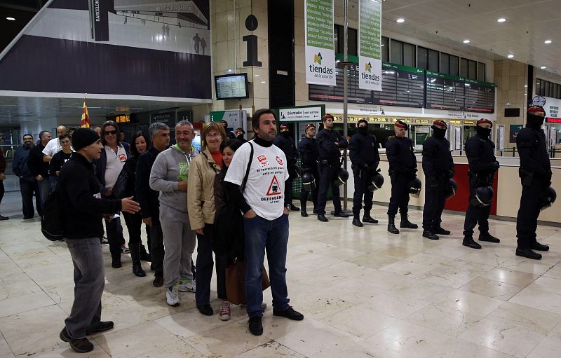 Un piquete imita las medidas de seguridad de los policías en Sants.