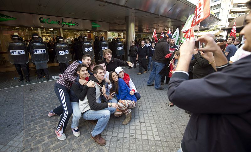 Varias personas se fotografían ante un centro comercial en Córdoba.