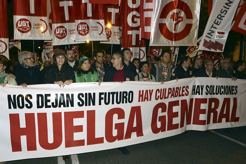 Cabecera de la manifestación organizada por los sindicatos CC.OO. y UGT para terminar la jornada de huelga general del 14-N que se ha celebrado en Valladolid