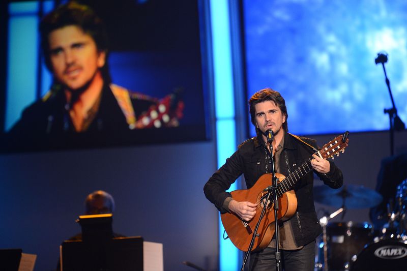 Juanes también canto en la gala Personaje del año 2012, antesala de los premios Grammy Latino 2012, que se celebra este jueves en Las Vegas.