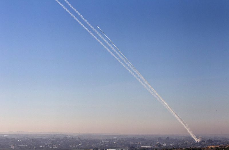 Un rastro del humo dejado por uno de los 200 cohetes lanzado por milicianos islamistas palestinos.