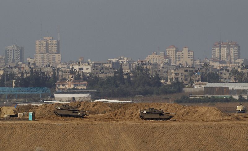 Tanques israelíes hacen guardian en la frontera norte de Gaza.