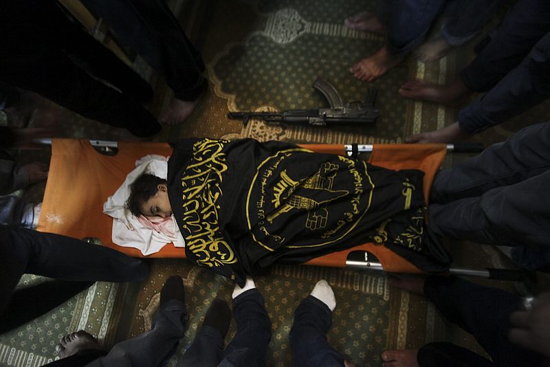 Miles de palestinos asisten al funeral de Ahmed Yabari en Gaza