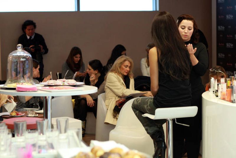  La tienda de Madrid de Skin79 ha añadido un nuevo espacio en el que, a modo de salón, los clientes pueden probar los productos de la firma mientras toman un tentempié.