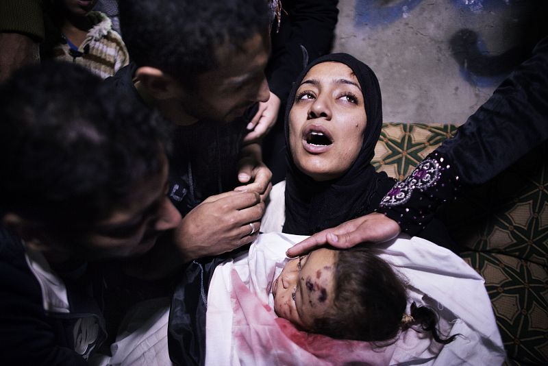 Los familiares de la pequeña palestina Hanen Tafesh, un bebé de tan solo 10 meses, lloran su muerte.