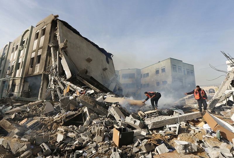 Uno de los proyectiles israelíes ha impactado en el edificio del Ministerio del Interior en la ciudad de Gaza.