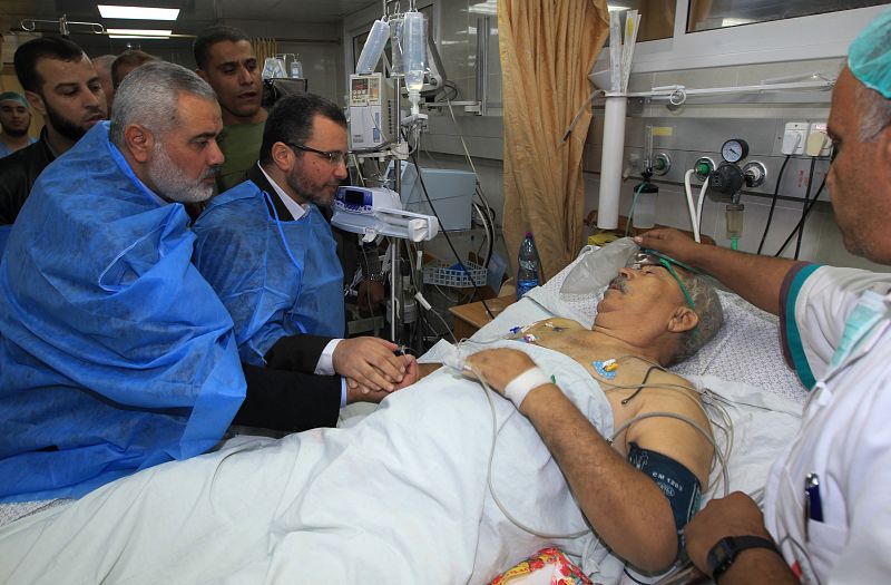 El líder palestino en la franja de Gaza, Ismail Haniye, y el primer ministro egipcio, Hisham Qandil, visitan a un herido en un hospital de la franja en plena operación Pilar Defensivo.