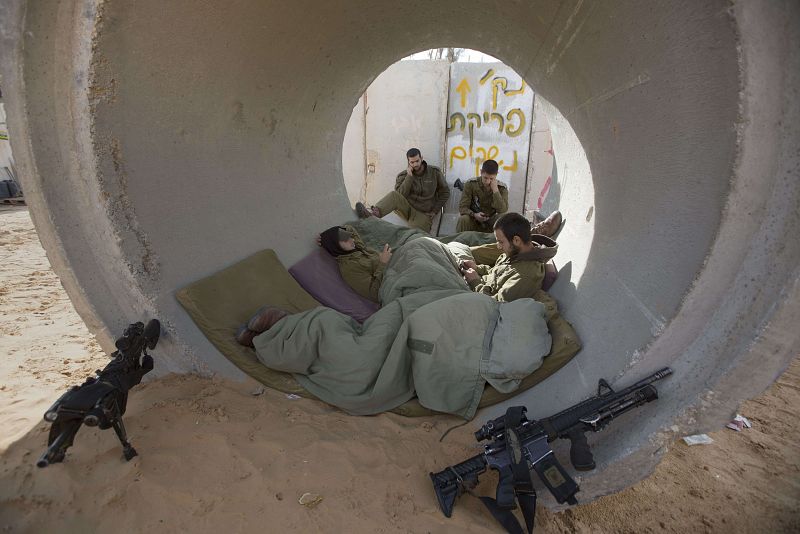 Soldados israelíes descansan en un refugio de cemento para protegerse de los ataques de las milicias palestinas.