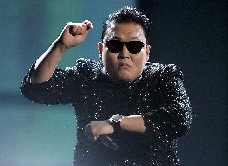 El artista surcoreano Psy baila su "Gangnam Style"