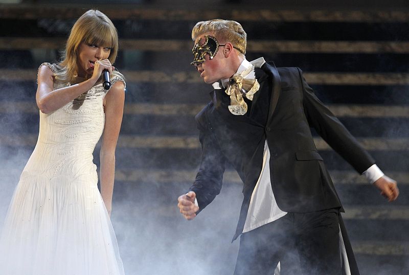 Taylor Swift, de blanco para cantar "I Knew You Were Trouble"