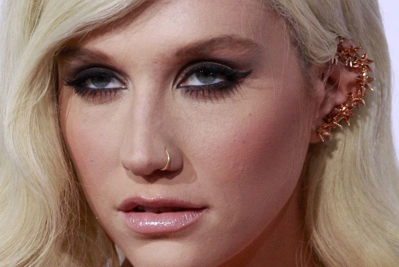 Primer plano de Ke$ha, con un maquillaje en tonos rosados y que dulcifica sus rasgos.