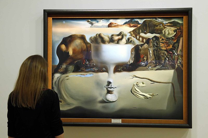 Esta visitante observa ahora  'Apparition d'un visage et d'un compotier sur une plage, 1938' (Aparición de un rostro sobre un frutero en una playa)