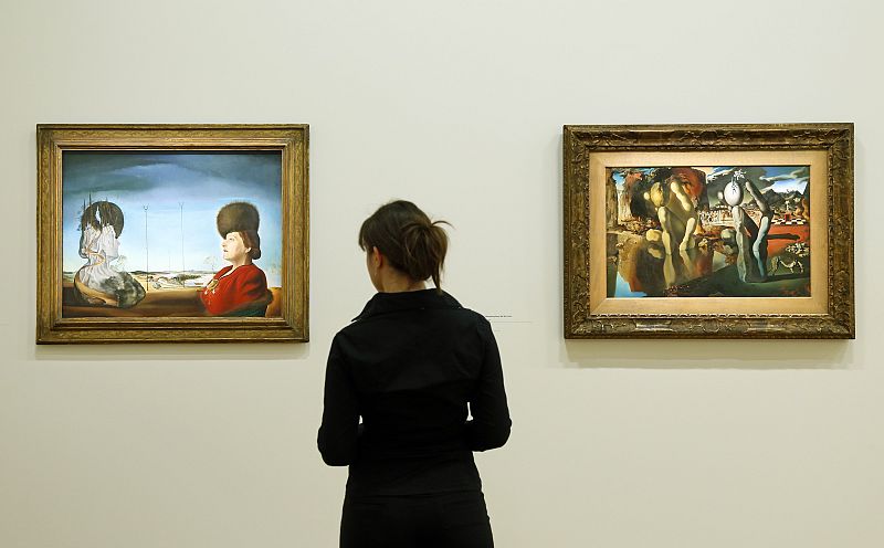 Una visitante contempla varios cuadros de Dalí durante una visita previa este lunes a la gran retrospectiva 'Dalí'