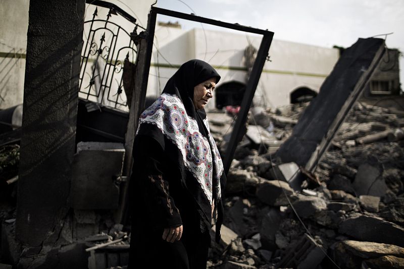 Una mujer regresa a su casa destruida en la zona de Al Atatra