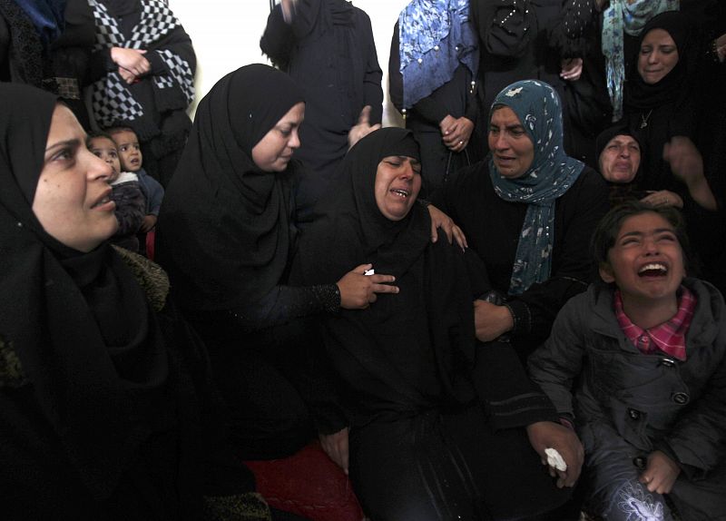 Llantos durante el funeral de Amera Abu Taer, muerto el miércoles en Jan Yunis