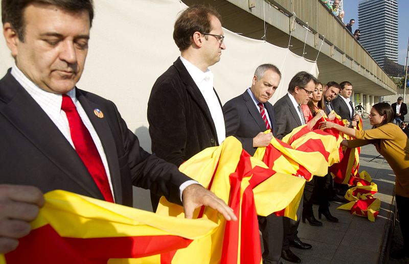 LOS CANDIDATOS A LA PRESIDENCIA DE LA GENERALITAT POSAN CON UNA SENYERA
