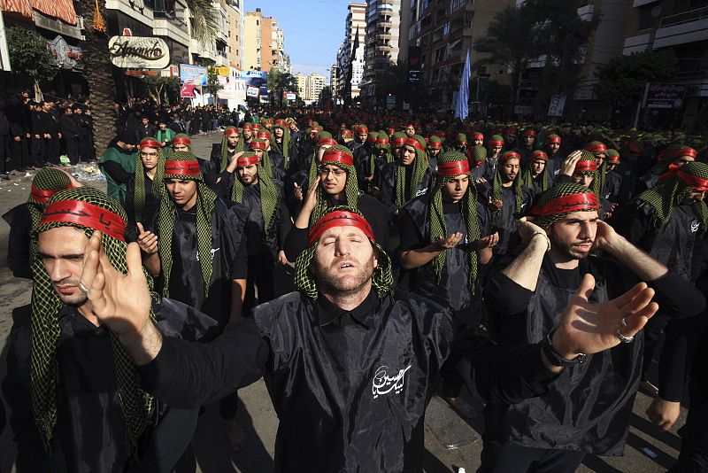 Partidarios de Hezbolá rezan en Beirut