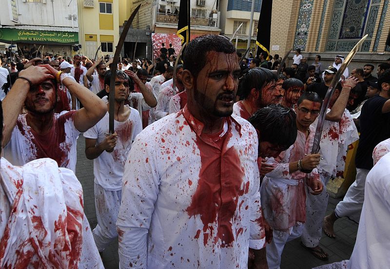 Un grupo de chiíes en una procesión en Baréin