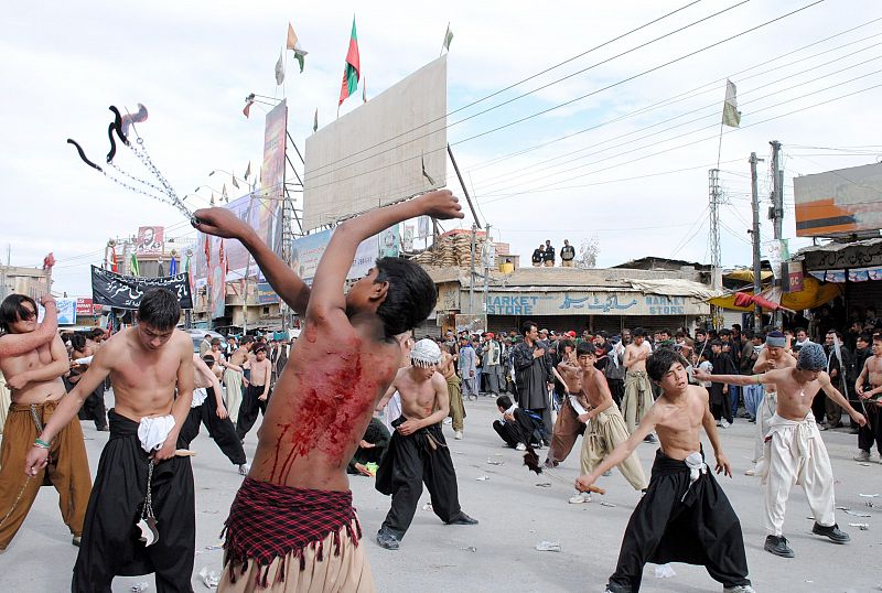 Un grupo de musulmanes se flagela en Quetta, Pakistán