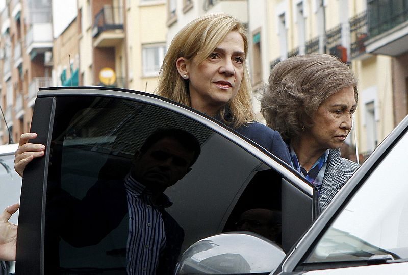 La infanta Cristina y la reina visitan al rey