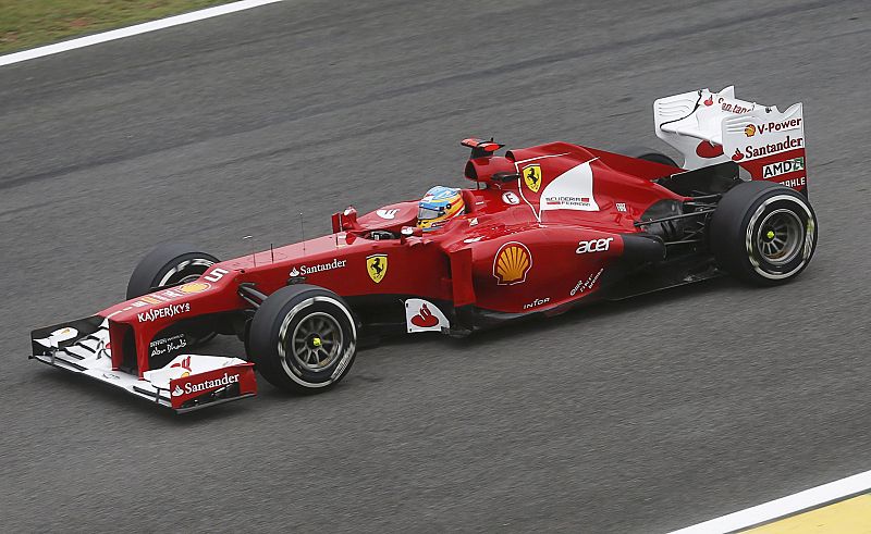 El español Fernando Alonso conduce su Ferrari en el transcurso de la carrera de Brasil