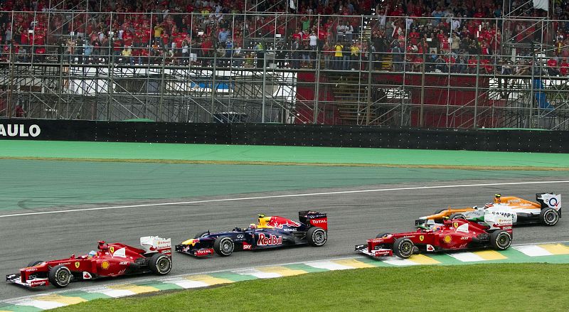 Fernando Alonso y Felipe Massa, con Mark Webber entre medias, progresan por la mítica curva Ayrton Senna