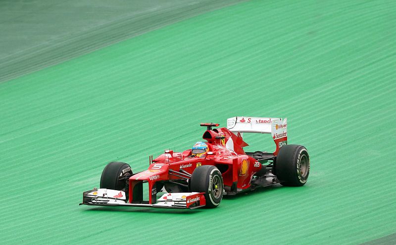 Fernando Alonso también se fue en una curva debido a la lluvia sobre Interlagos