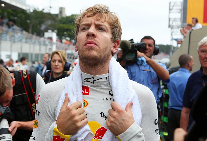 El alemán Sebastian Vettel se concentra antes de subirse a su monoplaza