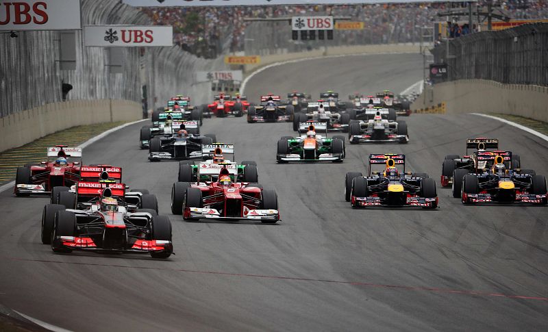 Salida del GP de Brasil. Alonso gana posiciones por el exterior de la primera curva