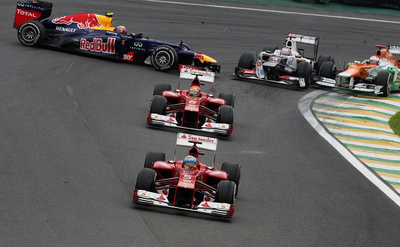 El piloto australiano Mark Weber (i), de Red Bull, golpea al japonés Kamui Kobayashi (2 d), de Sauber