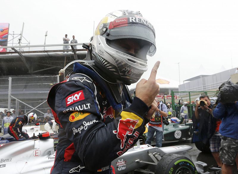 Sebastian Vettel celebra su sexto puesto en Brasil que le da el título.