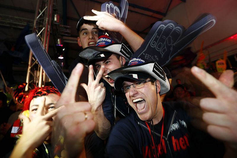 Los aficionados alemanes celebran el tercer título de su compatriota Sebastian Vettel